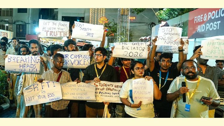 എസ്‌ആർഎഫ്‌ടിഐ വിദ്യാർഥികൾക്കുനേരെ ആർഎസ്‌എസുകാർ നടത്തിയ ആക്രമണത്തിനെതിരെ ഹ്രസ്വ ചലച്ചിത്രമേള  വേദിയിൽ ഡെലിഗേറ്റുകൾ പ്രതിഷേധിച്ചപ്പോൾ