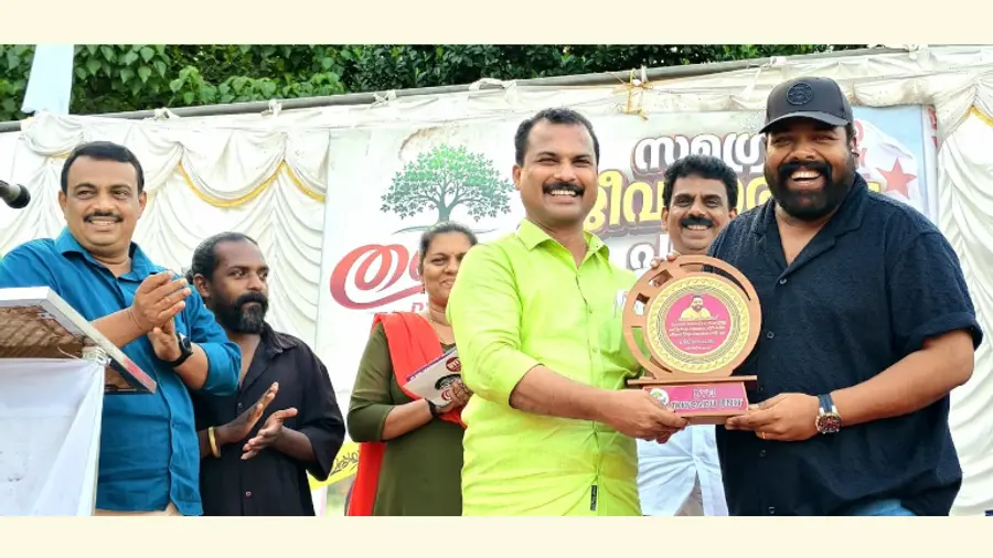 തണൽ ജീവകാരുണ്യ പദ്ധതി ഉദ്ഘാടന വേദിയിൽ നടൻ നോബി മാർക്കോസിനെ വി കെ പ്രശാന്ത് അനുമോദിക്കുന്നു