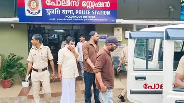 യുവതിയെ കൂട്ട ബലാത്സംഗത്തിനിരയാക്കിയ പ്രതികളെ പൊലീസ് കോടതിയിൽ ഹാജരാക്കാനായി കൊണ്ടുപോകുന്നു
