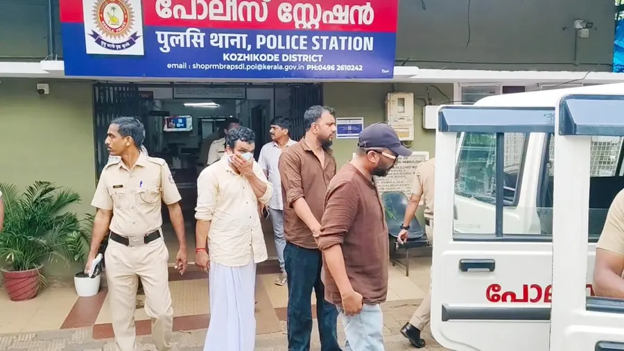 യുവതിയെ കൂട്ട ബലാത്സംഗത്തിനിരയാക്കിയ പ്രതികളെ പൊലീസ് കോടതിയിൽ ഹാജരാക്കാനായി കൊണ്ടുപോകുന്നു