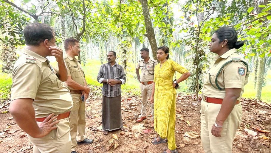 എണ്ണപ്പന തോട്ടത്തിൽ മേയാൻ വിടുന്ന കന്നുകാലികളെ വെടിവച്ച്  ഇറച്ചി വിൽപ്പന നടത്തിവന്ന സംഘത്തിലെ ഷൈജുവിനെ വനംവകുപ്പ്  ഉദ്യോഗസ്ഥർ തെളിവെടുപ്പിനായി കൊണ്ടുവന്നപ്പോൾ 