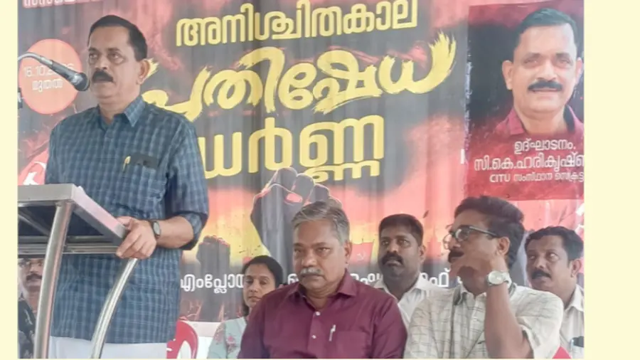 വൈദ്യുതിഭവനുമുന്നിൽ ഇലക്ട്രിസിറ്റി എംപ്ലോയീസ് ഫെഡറേഷൻ ഓഫ് ഇന്ത്യ തുടരുന്ന അനിശ്ചിതകാലസമരത്തിന്റെ
നാലാംദിനം സിഐടിയു സംസ്ഥാന സെക്രട്ടറി സി കെ ഹരികൃഷ്ണൻ ഉദ്ഘാടനം ചെയ്യുന്നു