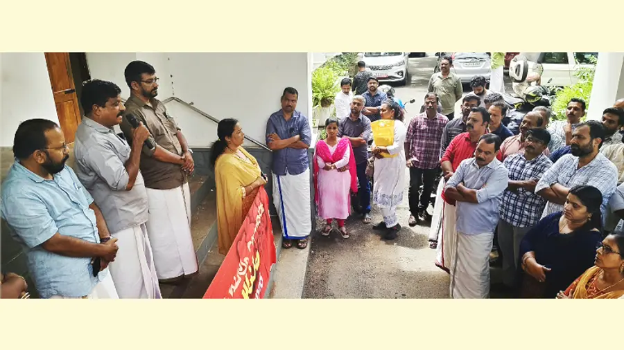 പ്രതിഷേധ പ്രകടനം എൻജിഒ യൂണിയൻ സംസ്ഥാന സെക്രട്ടറി പി സുരേഷ് ഉദ്ഘാടനം ചെയ്യുന്നു
