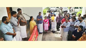പ്രതിഷേധ പ്രകടനം എൻജിഒ യൂണിയൻ സംസ്ഥാന സെക്രട്ടറി പി സുരേഷ് ഉദ്ഘാടനം ചെയ്യുന്നു