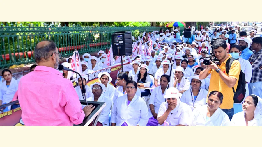 കെജിഎൻഎ സംഘടിപ്പിച്ച സെക്രട്ടറിയറ്റ് ധർണ സി കെ ഹരീന്ദ്രൻ എംഎൽഎ ഉദ്ഘാടനം ചെയ്യുന്നു
