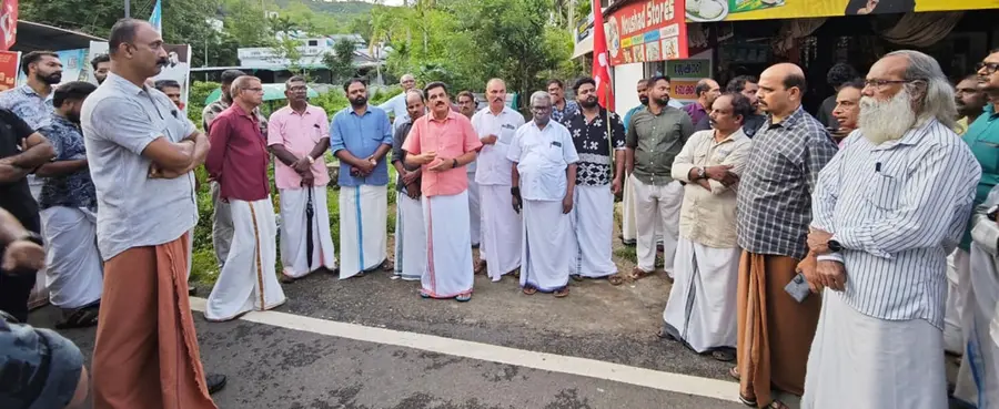 സിപിഐ എം നേതൃത്വത്തിൽ വരന്തരപ്പിള്ളിയിൽ നടത്തിയ പ്രതിഷേധം ജില്ലാ സെക്രട്ടറിയറ്റ് അംഗം
കെ കെ രാമചന്ദ്രൻ ഉദ്ഘാടനം ചെയ്യുന്നു