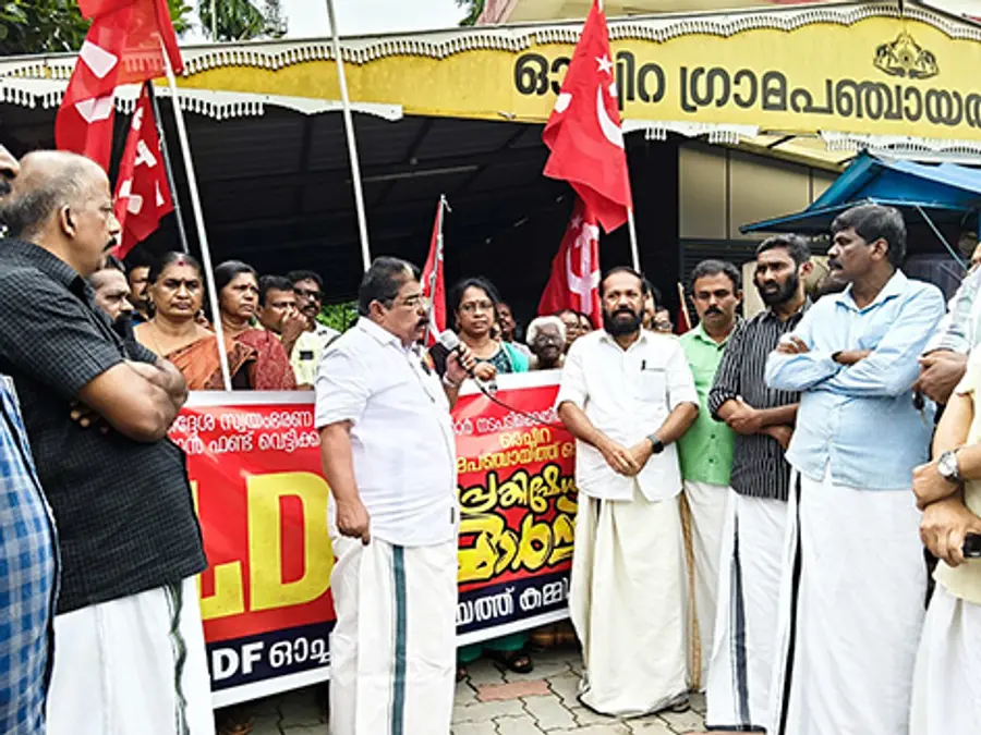എൽഡിഎഫ് ഓച്ചിറ പഞ്ചായത്ത് കമ്മിറ്റിയുടെ നേതൃത്വത്തിൽ സംഘടിപ്പിച്ച ധർണ്ണ സമരം എൽഡിഎഫ് മണ്ഡലം കൺവീനർ ആർ സോമൻ പിള്ള ഉദ്ഘാടനം ചെയ്യുന്നു