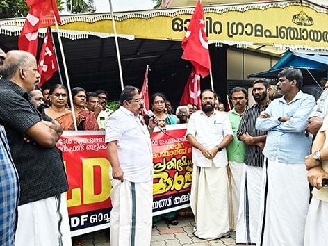 എൽഡിഎഫ് ഓച്ചിറ പഞ്ചായത്ത് കമ്മിറ്റിയുടെ നേതൃത്വത്തിൽ സംഘടിപ്പിച്ച ധർണ്ണ സമരം എൽഡിഎഫ് മണ്ഡലം കൺവീനർ ആർ സോമൻ പിള്ള ഉദ്ഘാടനം ചെയ്യുന്നു