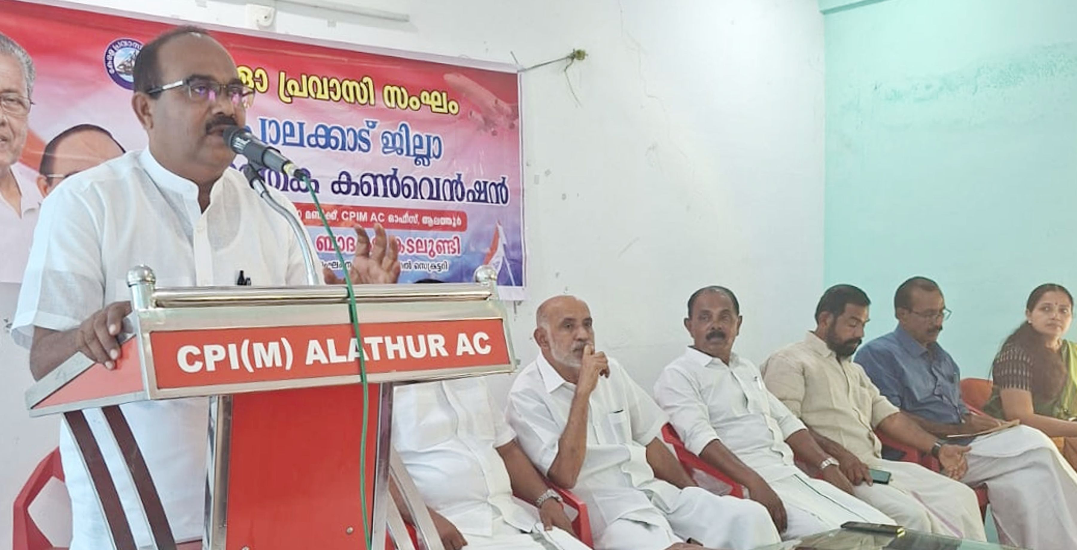 കേരള പ്രവാസി സംഘം ജില്ലാ കൺവൻഷൻ സംസ്ഥാന ജനറൽ സെക്രട്ടറി ബാദുഷ കടലുണ്ടി ഉദ്ഘാടനം ചെയ്യുന്നു