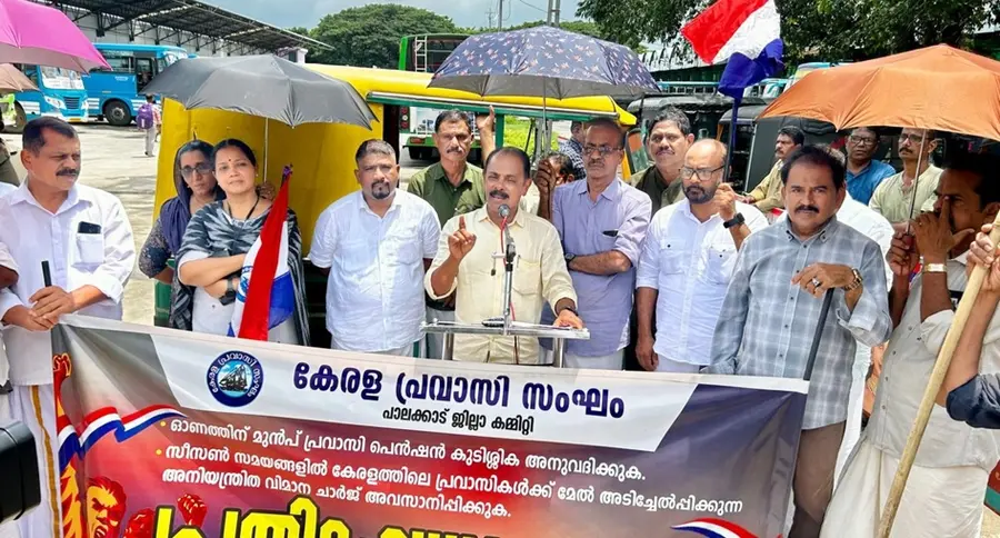 പ്രവാസികളുടെ പ്രതിഷേധം കേരള പ്രവാസി സംഘം സംസ്ഥാന സെക്രട്ടറി വി കെ ഉമ്മർ ഉദ്ഘാടനം ചെയ്യുന്നു