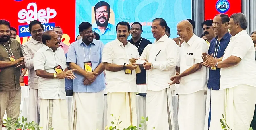 കേരള പ്രവാസി സംഘം ജില്ലാതല മെന്പർഷിപ്പ്‌ ക്യാന്പയിൻ കാട്ടുപ്പരത്തി സുലൈമാൻ ഹാജിയ്ക്ക്  അംഗത്വം  നൽകി സംസ്ഥാന പ്രസിഡന്റ്‌ ഗഫൂർ പി ലില്ലീസ്‌ ഉദ്‌ഘാടനം ചെയ്യുന്നു