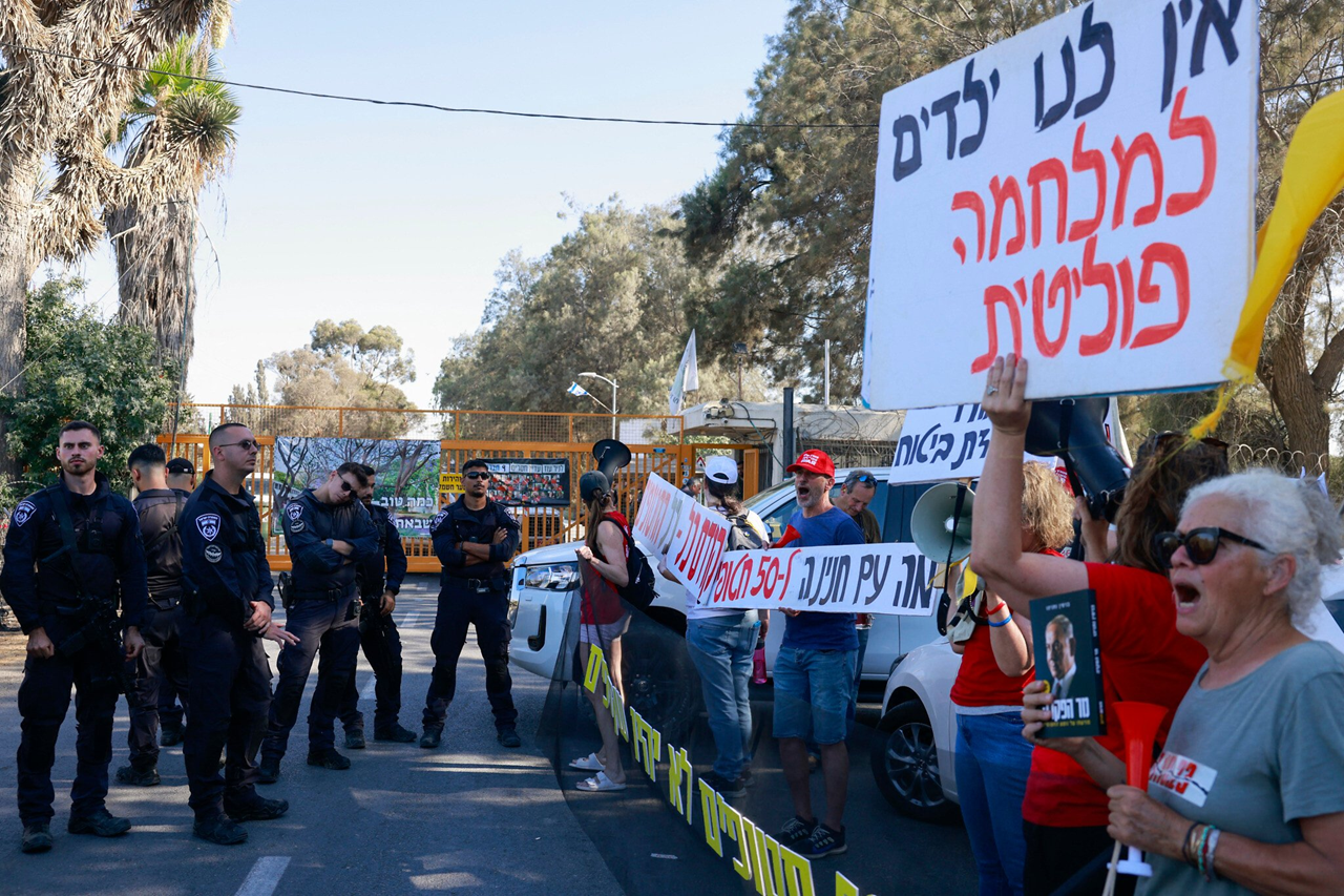 Netanyahu finally visits Nir Oz and offer seize fire