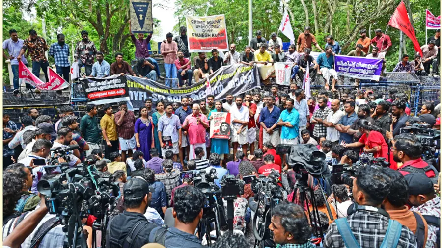 എസ്എഫ്ഐ–ഡിവൈഎഫ്ഐ ലോക്ഭവൻ മാർച്ച് സിപിഐ എം സംസ്ഥാന സെക്രട്ടറിയറ്റ് അംഗം എം വി ജയരാജൻ ഉദ്ഘാടനം ചെയ്യുന്നു