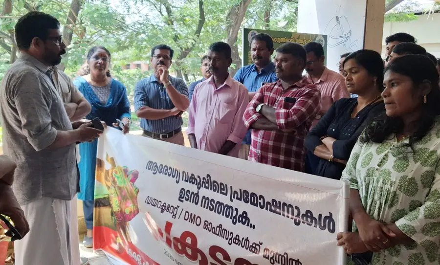 എൻജിഒ യൂണിയനും കെജിഒഎയും ചേര്ന്ന് ജില്ലാ മെഡിക്കൽ ഓഫീസിന് മുന്നിൽ സംഘടിപ്പിച്ച പ്രതിഷേധം
കെജിഒഎ സംസ്ഥാന സെക്രട്ടറിയറ്റ് അംഗം പി സെയ്തലവി ഉദ്ഘാടനം ചെയ്യുന്നു