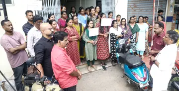 കൊല്ലത്ത് പിഎസ്സി ജീവനക്കാരുടെ പ്രതിഷേധയോഗം പിഎസ്സി എംപ്ലോയീസ് യൂണിയൻ ജില്ലാ സെക്രട്ടറി
ആർ ബിച്ചു ഉദ്ഘാടനംചെയ്യുന്നു