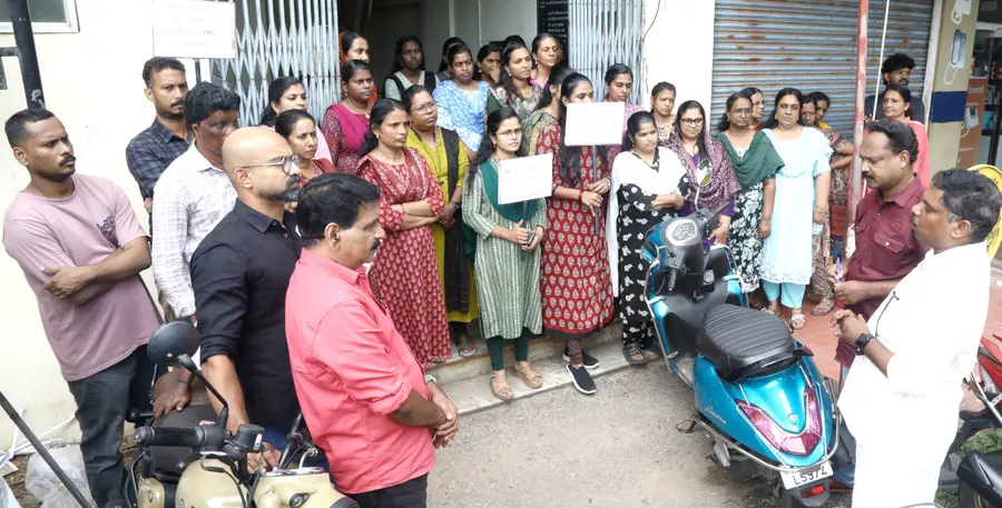 കൊല്ലത്ത് പിഎസ്സി ജീവനക്കാരുടെ പ്രതിഷേധയോഗം പിഎസ്സി എംപ്ലോയീസ് യൂണിയൻ ജില്ലാ സെക്രട്ടറി
ആർ ബിച്ചു ഉദ്ഘാടനംചെയ്യുന്നു