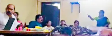 nagarasabhayil kazhinjadivasam chernna councilil nagarasabhaadhyakshanum mun adhyakshanum thammil kombu korthu.