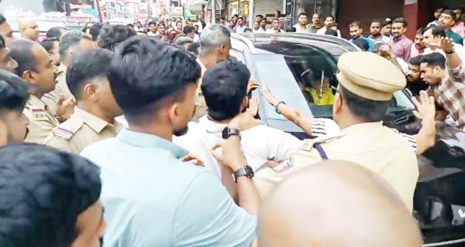 സമരം അവസാനിച്ചിട്ടും വാഹനം തടഞ്ഞ് യൂത്ത് ലീഗ്