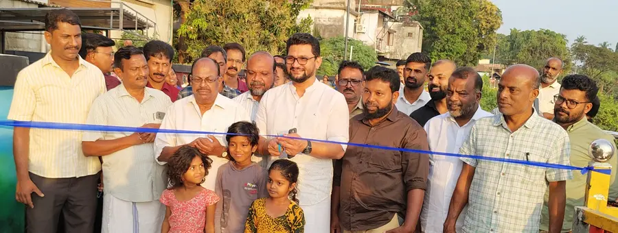 പട്ടാമ്പി ഇ എം എസ് പാർക്കിൽ ഒരുക്കിയ അമ്യൂസ്മെന്റ് പാർക്ക് മുഹമ്മദ് മുഹസിൻ എം എൽ എ ഉദ്ഘാടനം ചെയ്യുന്നു