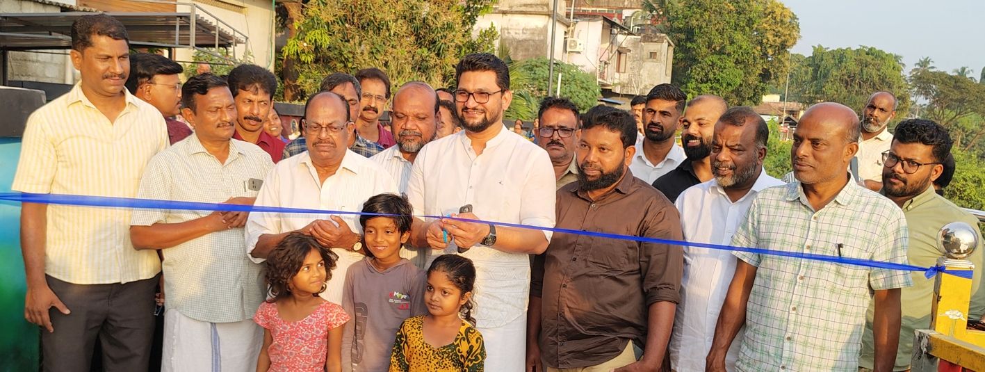 പട്ടാമ്പി ഇ എം എസ് പാർക്കിൽ ഒരുക്കിയ അമ്യൂസ്മെന്റ് പാർക്ക് മുഹമ്മദ് മുഹസിൻ എം എൽ എ ഉദ്ഘാടനം ചെയ്യുന്നു