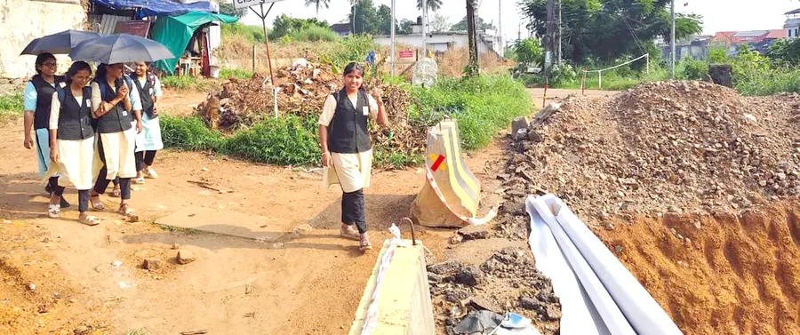 പ്രജ്യോതി നികേതൻ കോളേജ് റോഡ് പൊളിച്ചിട്ടതിനാൽ കള്ള് ഷാപ്പ് സ്ഥിതി ചെയ്യുന്ന സ്വകാര്യ വ്യക്തിയുടെ പറമ്പിലൂടെ കോളേജിൽ നിന്ന് വരുന്ന വിദ്യാർഥികൾ