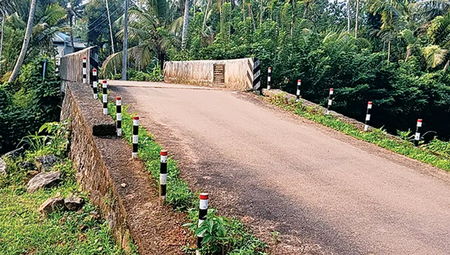 ജില്ലാ പഞ്ചായത്ത് ഫണ്ട് വിനിയോഗിച്ച് നിർമിച്ച തണ്ണീർമുക്കം പുലയൻകരി പാലവും സമീപനറോഡും