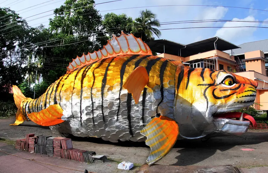 പുലികളിക്കായി അയ്യന്തോൾ ദേശത്തിന് ഡാവിഞ്ചി സുരേഷ് ഒരുക്കിയ മീൻപുലി