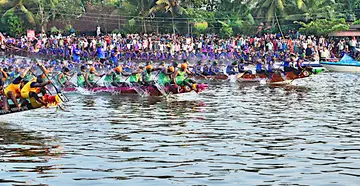 പുളിങ്കുന്ന്‌ ജലോത്സവത്തിൽ അരോമ ചുണ്ടൻ ഒന്നാമതായി ഫിനിഷ് ചെയ്യുന്നു