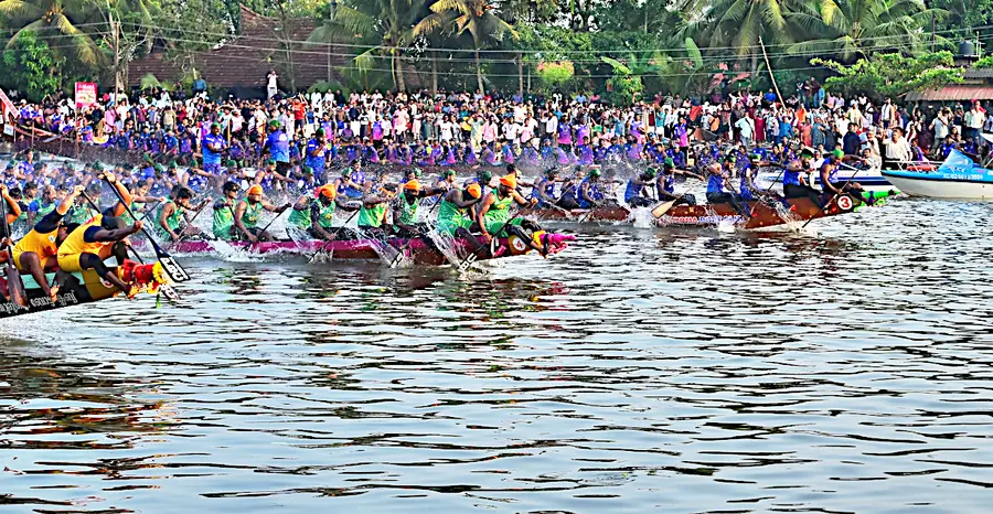 പുളിങ്കുന്ന് ജലോത്സവത്തിൽ അരോമ ചുണ്ടൻ ഒന്നാമതായി ഫിനിഷ് ചെയ്യുന്നു