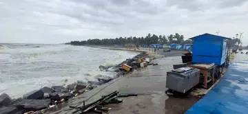 തിരയടിച്ച് കയറുന്ന ബേപ്പൂർ പുലിമുട്ട് തീരം