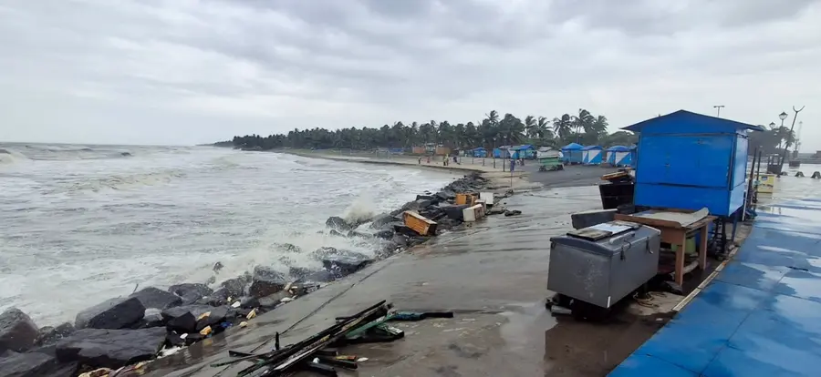 തിരയടിച്ച് കയറുന്ന ബേപ്പൂർ പുലിമുട്ട് തീരം