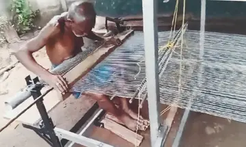 ആര്യംമ്പള്ളത്ത് എൺപത്തിരണ്ടുകാരനായ  കറുപ്പസ്വാമി പട്ടുപ്പുൽപ്പായ  നെയ്യുന്നു