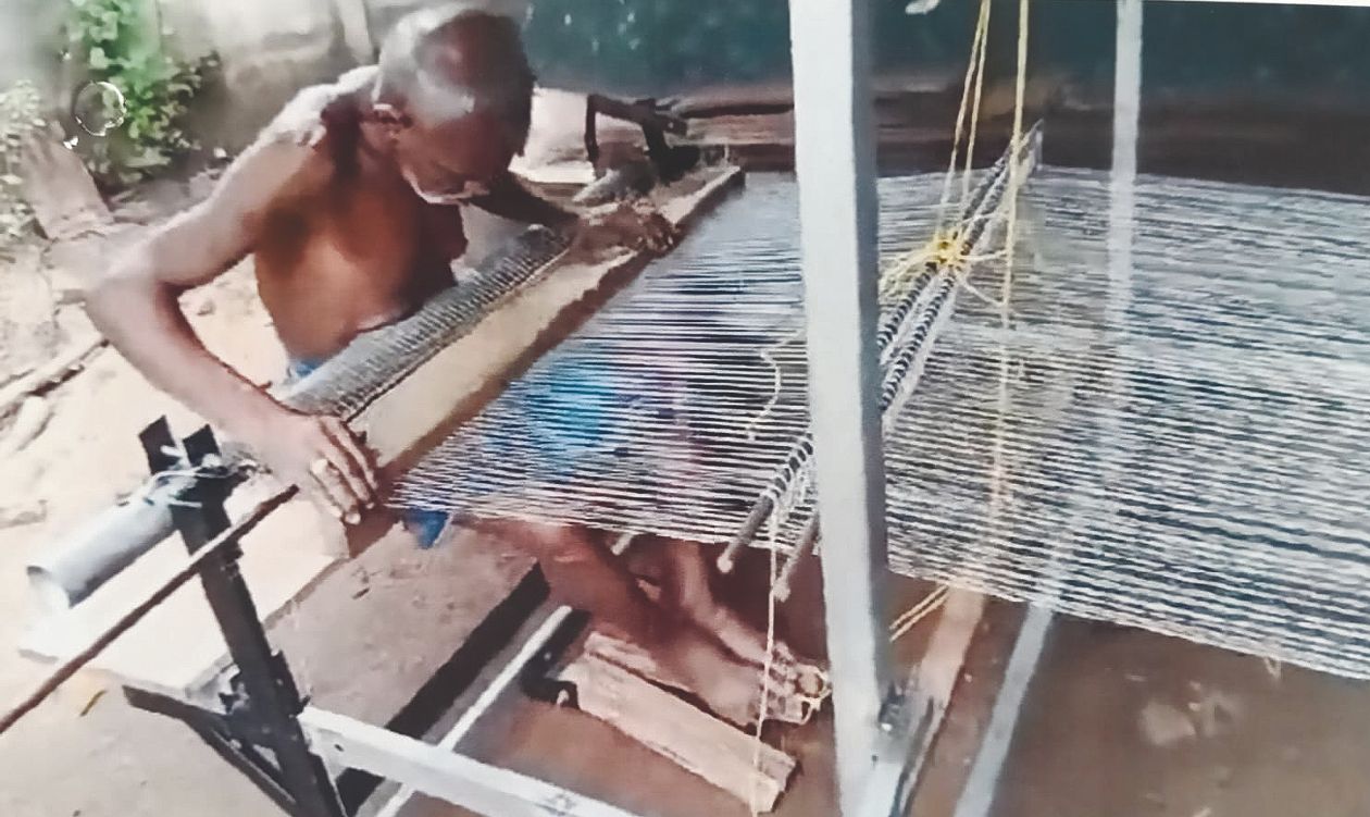 ആര്യംമ്പള്ളത്ത് എൺപത്തിരണ്ടുകാരനായ  കറുപ്പസ്വാമി പട്ടുപ്പുൽപ്പായ  നെയ്യുന്നു