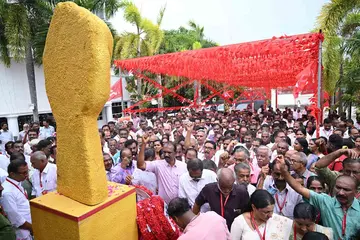 കർഷകസംഘം സംസ്ഥാന സമ്മേളനനഗറിലെ രക്തസാക്ഷി മണ്ഡപത്തിൽ
പ്രതിനിധികൾ പുഷ്പാർച്ചന നടത്തുന്നു