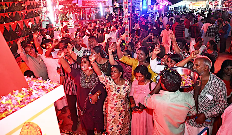 പുന്നപ്ര സമര ഭൂമിയിലെ രക്തസാക്ഷി മണ്ഡപത്തിൽ പുഷ്പാർച്ചന നടത്തുന്നവർ