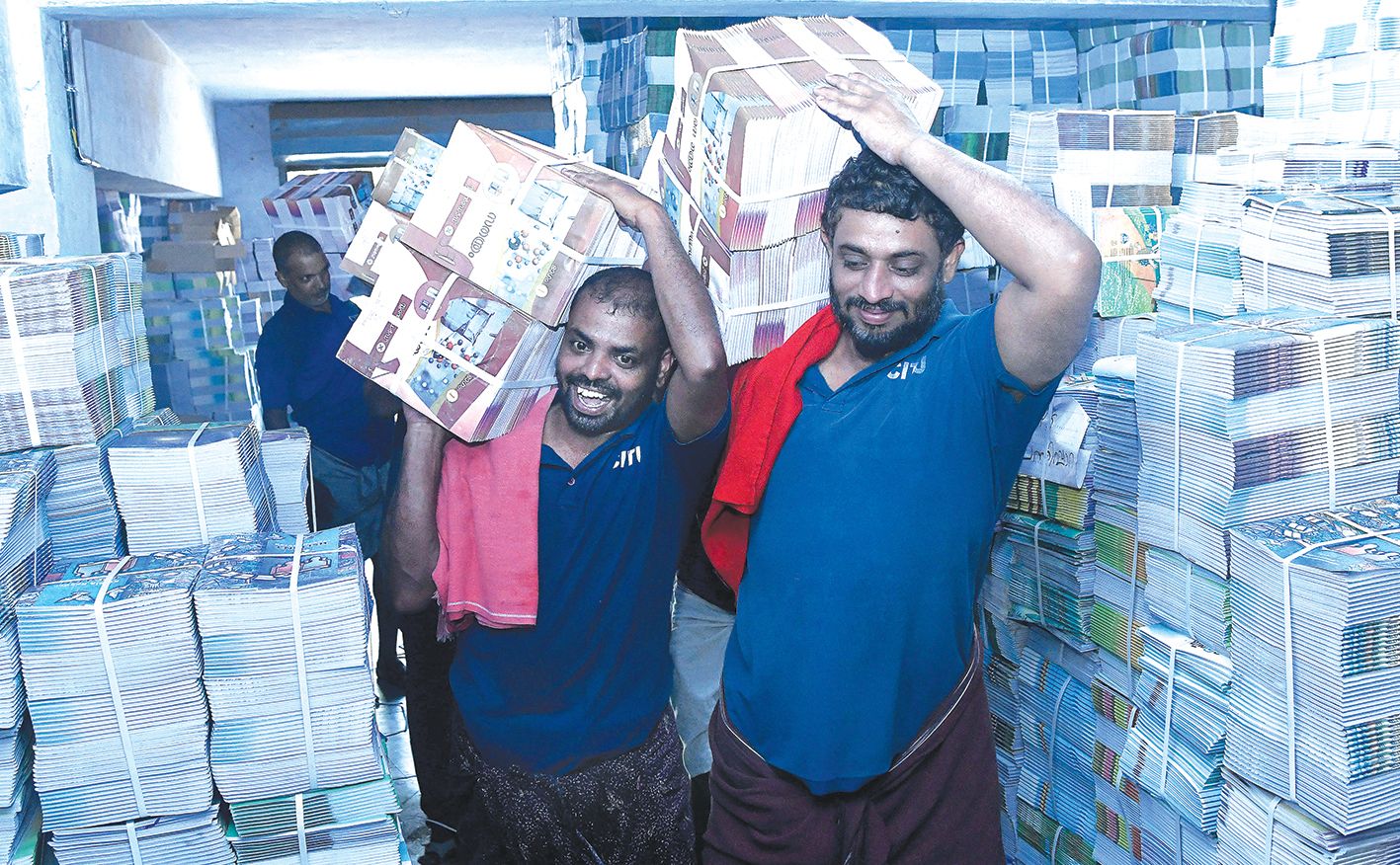 ജില്ലയിൽ വിതരണംചെയ്യാനുള്ള പാഠപുസ്‌തകങ്ങൾ  ജില്ലാ ബുക്ക്‌ ഡിപ്പോയിൽ എത്തിക്കുന്നു