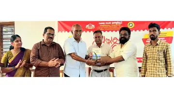 ഡോ. ഡി പദ്‌മലാൽ രചിച്ച ‘കേരളത്തിന്റെ പരിസ്ഥിതിയും വികസന സാധ്യതകളും' എന്ന പുസ്തകം സെന്റർ ഫോർ എർത്ത് സയൻസ് സ്റ്റഡീസ് മുൻ ഡയറക്ടർ  ഡോ. എം ബാബ ഡോ. ഇന്ദ്രബാബുവിന്‌ നൽകി പ്രകാശിപ്പിക്കുന്നു