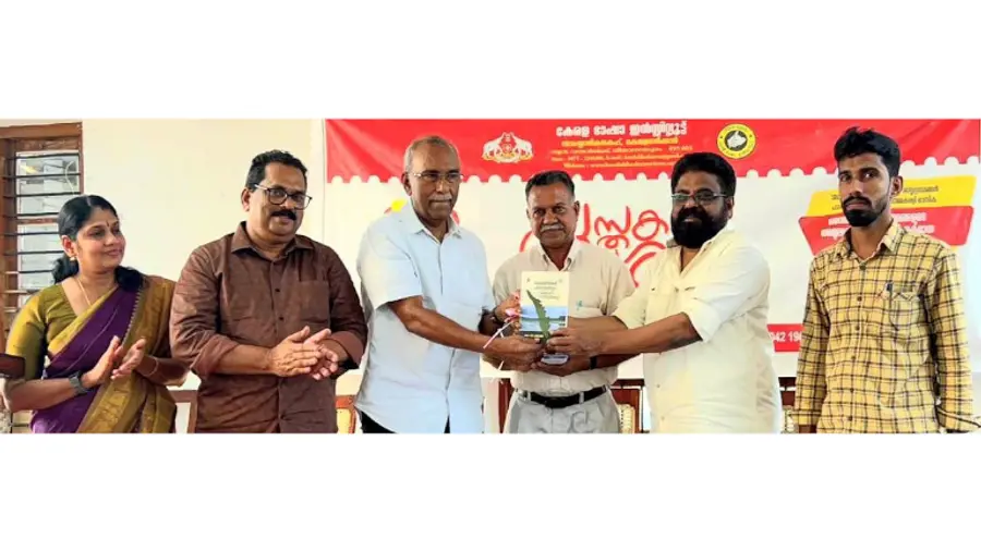 ഡോ. ഡി പദ്‌മലാൽ രചിച്ച ‘കേരളത്തിന്റെ പരിസ്ഥിതിയും വികസന സാധ്യതകളും' എന്ന പുസ്തകം സെന്റർ ഫോർ എർത്ത് സയൻസ് സ്റ്റഡീസ് മുൻ ഡയറക്ടർ  ഡോ. എം ബാബ ഡോ. ഇന്ദ്രബാബുവിന്‌ നൽകി പ്രകാശിപ്പിക്കുന്നു