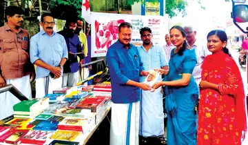 ഡിവൈഎഫ്ഐ സംസ്ഥാന സമ്മേളനത്തിന്റെ ഭാഗമായുള്ള പുസ്തകോത്സവം ജില്ലാതല ഉദ്ഘാടനം പഴയന്നൂർ ബ്ലോക്ക് പഞ്ചായത്ത് പ്രസിഡന്റ് കെ പി അനിൽ വള്ളത്തോൾ നഗർ പഞ്ചായത്ത് പ്രസിഡന്റ് സ്മിത ഹരിക്ക് പുസ്തകം നൽകി നിർവഹിക്കുന്നു