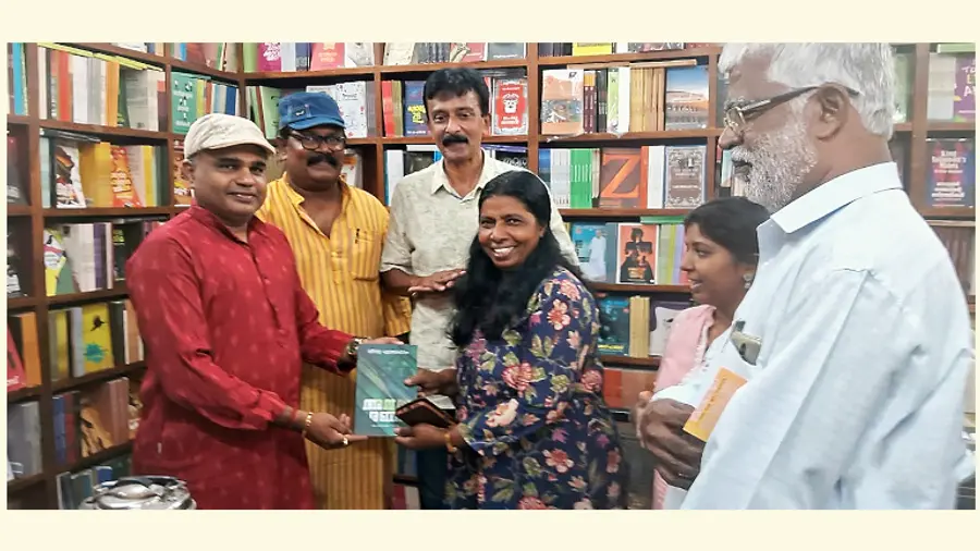ദേശാഭിമാനി പുസ്തകോത്സവം സംഗീത സംവിധായകൻ സബീഷ് ബാല എഴുത്തുകാരി എസ് ധനുജകുമാരിക്ക് പുസ്തകം നൽകി ഉദ്ഘാടനം ചെയ്യുന്നു