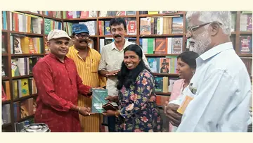 ദേശാഭിമാനി പുസ്തകോത്സവം സംഗീത സംവിധായകൻ സബീഷ് ബാല എഴുത്തുകാരി എസ് ധനുജകുമാരിക്ക് പുസ്തകം നൽകി ഉദ്ഘാടനം ചെയ്യുന്നു