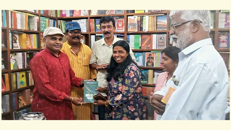ദേശാഭിമാനി പുസ്തകോത്സവം സംഗീത സംവിധായകൻ സബീഷ് ബാല എഴുത്തുകാരി എസ് ധനുജകുമാരിക്ക് പുസ്തകം നൽകി ഉദ്ഘാടനം ചെയ്യുന്നു