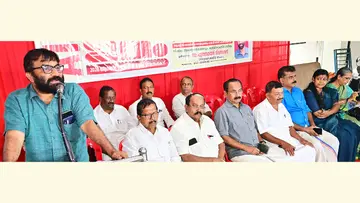 കേരള കർഷകസംഘം ജില്ലാ സമ്മേളനത്തിന് മുന്നോടിയായി സംഘടിപ്പിച്ച കർഷകസംഗമം സിപിഐ എം
കേന്ദ്ര കമ്മിറ്റി അംഗം പുത്തലത്ത് ദിനേശൻ ഉദ്ഘാടനം ചെയ്യുന്നു