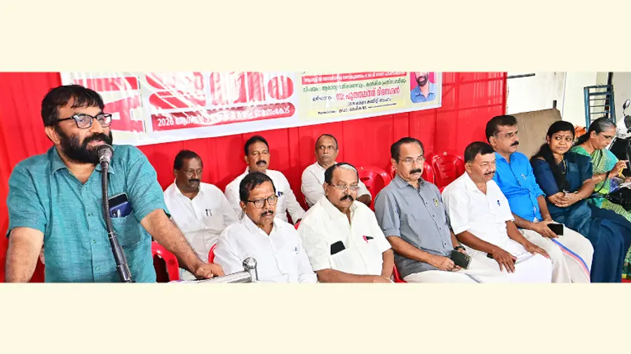 കേരള കർഷകസംഘം ജില്ലാ സമ്മേളനത്തിന് മുന്നോടിയായി സംഘടിപ്പിച്ച കർഷകസംഗമം സിപിഐ എം  കേന്ദ്ര കമ്മിറ്റി അംഗം പുത്തലത്ത് ദിനേശൻ ഉദ്ഘാടനം ചെയ്യുന്നു