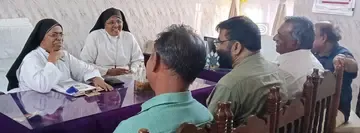 ഭവനസന്ദർശനത്തിന്റെ ഭാഗമായി സിപിഐ എം കേന്ദ്രകമ്മിറ്റിഅംഗം പുത്തലത്ത്‌ ദിനേശൻ പെരുന്പുഴ അസീസി അറ്റോൺമെന്റ്‌ ആശുപത്രി ഡയറക്‌ടർ സിസ്‌റ്റർ ഏർസല, അഡ്‌മിനിസ്ട്രേറ്റർ സാന്ദ്ര എന്നിവരെ സന്ദർശിച്ചപ്പോൾ