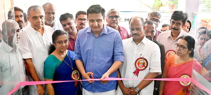 പിഡബ്ല്യുഡി കോംപ്ലക്സ് അനക്സ് ബ്ലോക്ക് മന്ത്രി പി എ മുഹമ്മദ് റിയാസ് ഉദ്‌ഘാടനം ചെയ്യുന്നു 