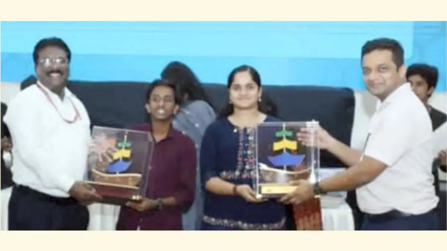 സ്കൂൾ തലത്തിൽ ഒന്നാം സ്ഥാനം നേടിയ നിള റിജു, വൈഷ്ണവ് ദേവ് എസ് നായർ എന്നിവർക്ക് കൊളീജിയറ്റ് എഡ്യുക്കേഷൻ ഡയറക്ടർ സുധീർ കൃഷ്ണ ദാസ്,  എഡിഎം ടി കെ വിനീത് എന്നിവർ ട്രോഫി സമ്മാനിക്കുന്നു