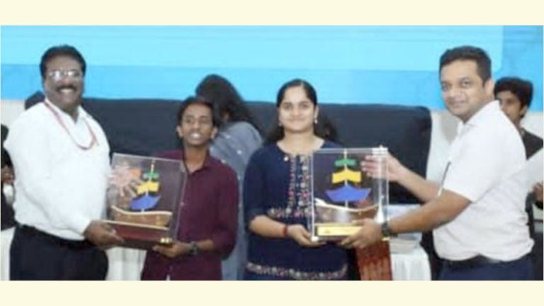 സ്കൂൾ തലത്തിൽ ഒന്നാം സ്ഥാനം നേടിയ നിള റിജു, വൈഷ്ണവ് ദേവ് എസ് നായർ എന്നിവർക്ക് കൊളീജിയറ്റ് എഡ്യുക്കേഷൻ ഡയറക്ടർ സുധീർ കൃഷ്ണ ദാസ്,  എഡിഎം ടി കെ വിനീത് എന്നിവർ ട്രോഫി സമ്മാനിക്കുന്നു