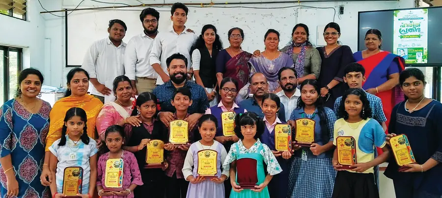 തൈക്കാട്ടുശേരി ബ്ലോക്ക് പഞ്ചായത്തും മഹ്യൂബ ഇക്കോ സൊല്യൂഷൻസ് പ്രൈവറ്റ് ലിമിറ്റഡും ചേർന്ന് സംഘടിപ്പിച്ച
പരിസ്ഥിതി പ്രശ്നോത്തരി വിജയികൾ സംഘാടകർക്കൊപ്പം