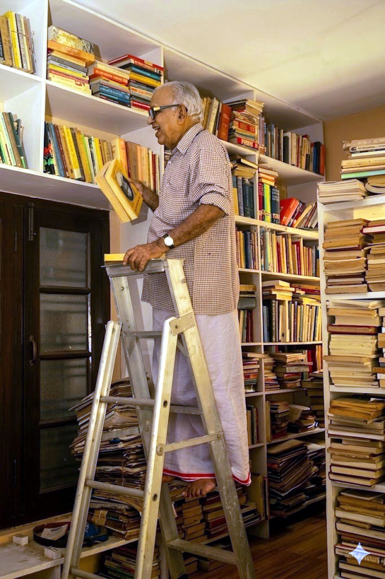 പി ജി വീട്ടിലെ ലൈബ്രറിയിൽ 